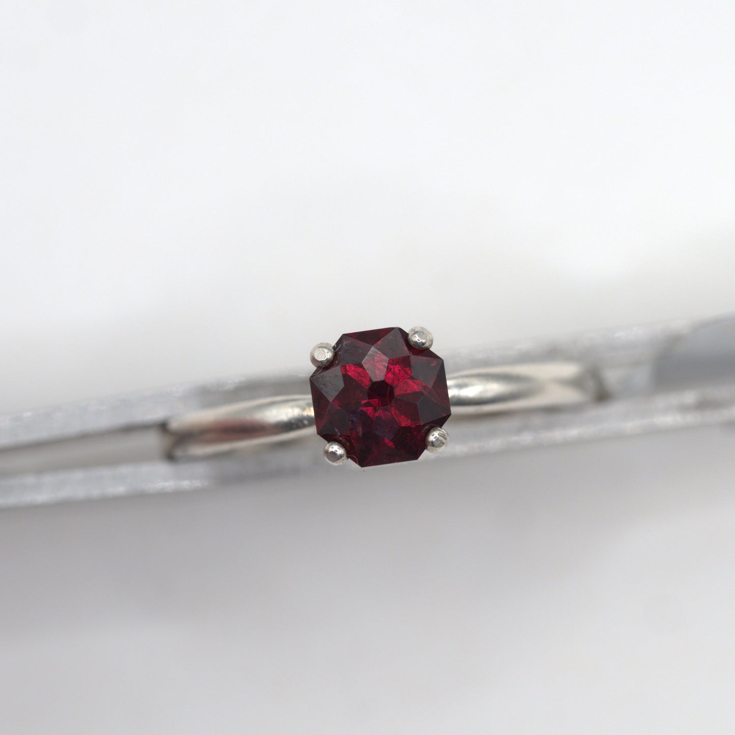 Idaho Garnet Ring R024